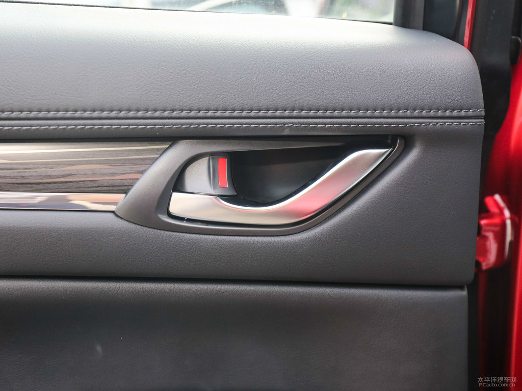 魂動紅馬自達CX-5車廂內飾圖片