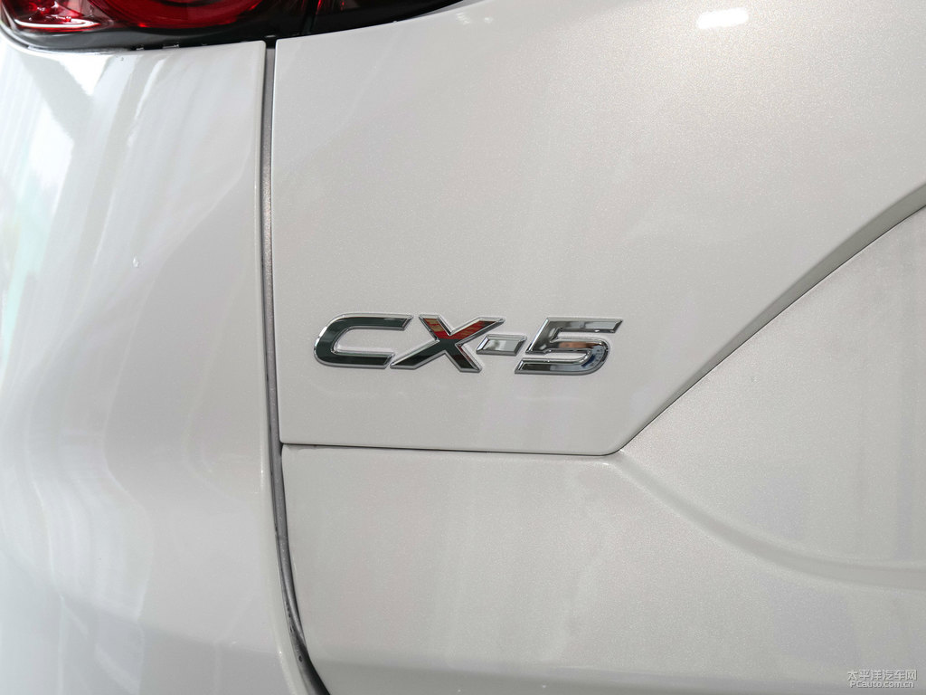 珠光白馬自達CX-5車尾外觀圖片