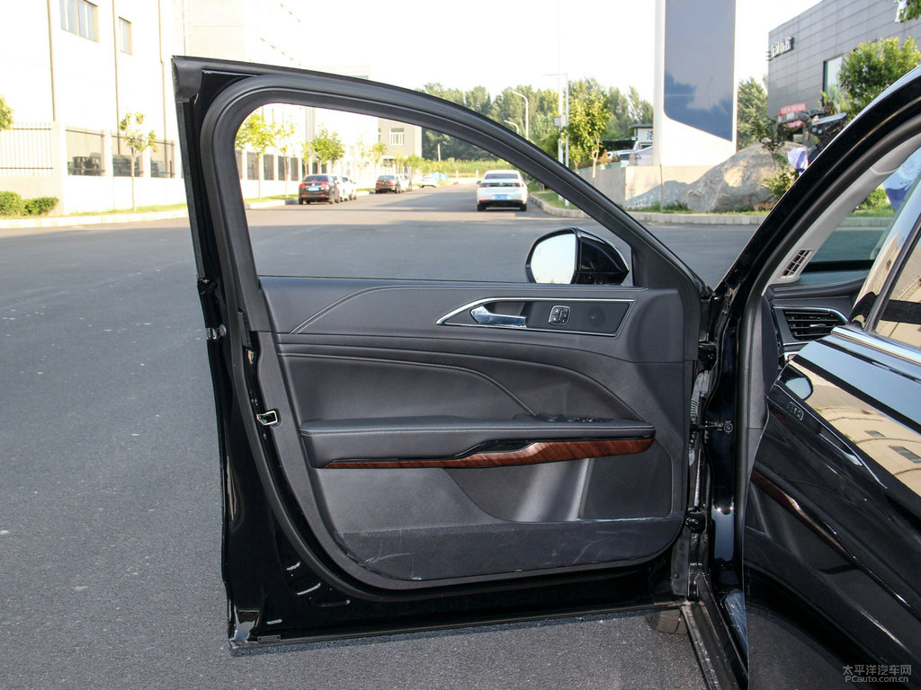 瑪瑙黑金牛座車廂內(nèi)飾圖片