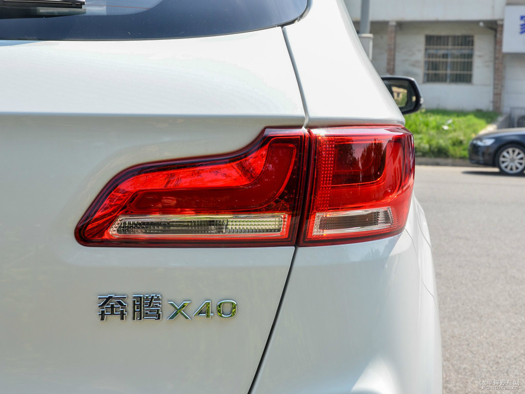 北極白奔騰X40車尾外觀圖片