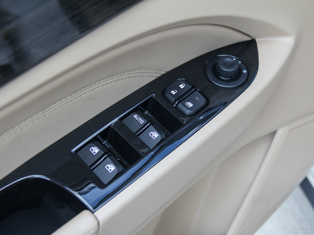 糖果白寶駿730車廂內(nèi)飾圖片