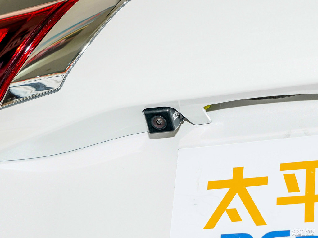 珍珠白歐藍(lán)德車尾外觀圖片