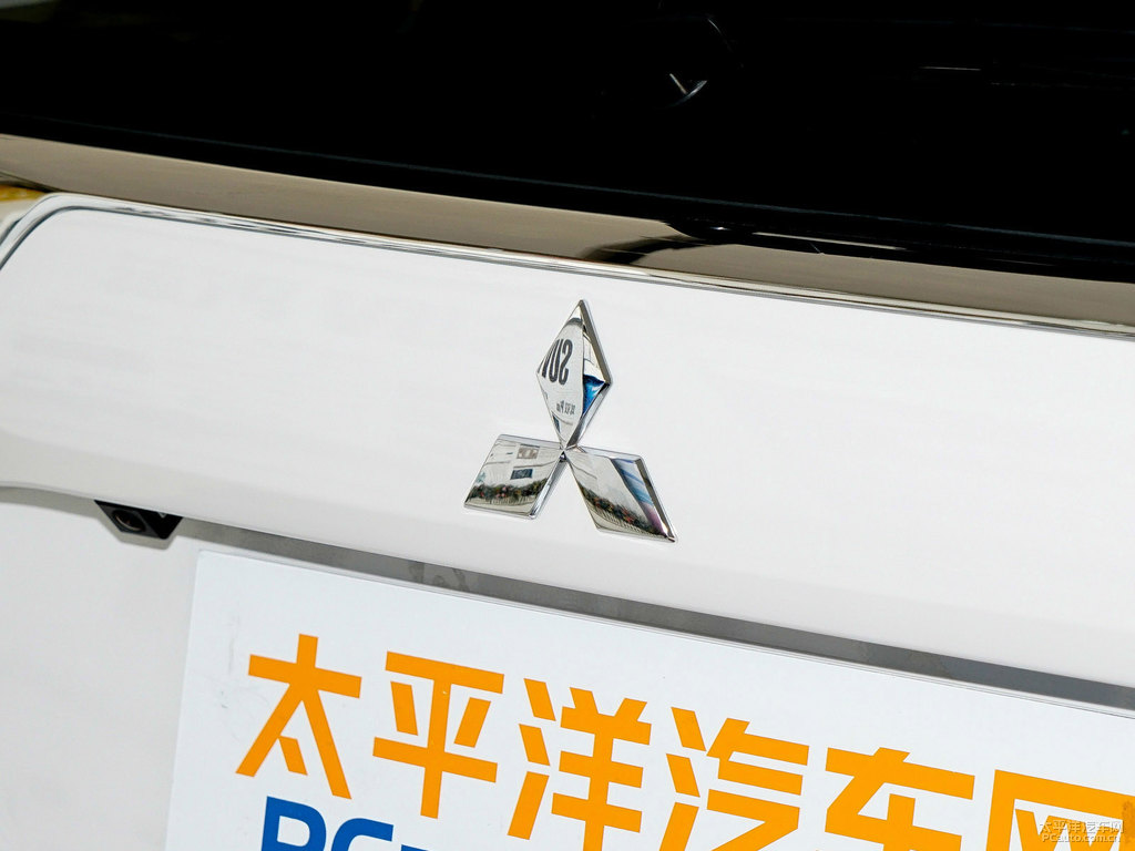珍珠白歐藍(lán)德車尾外觀圖片
