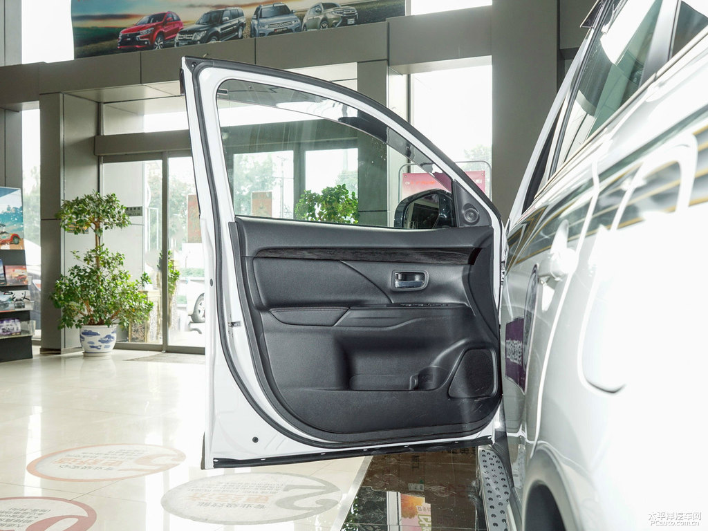 珍珠白歐藍(lán)德車(chē)廂內(nèi)飾圖片