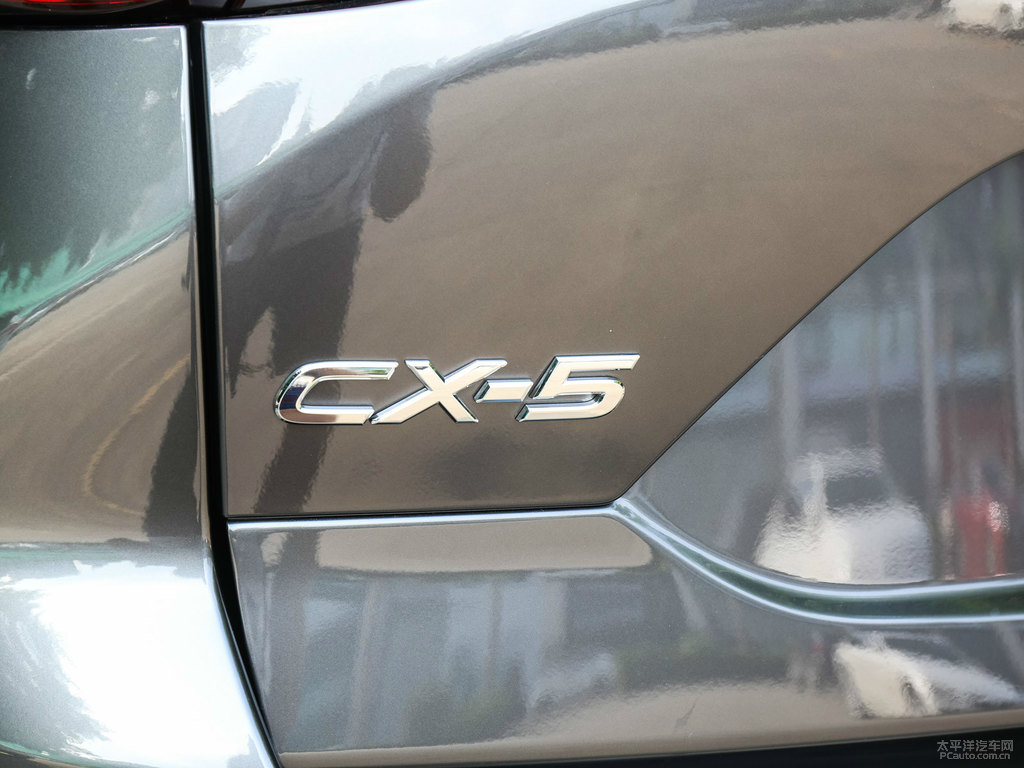 鉑鋼灰馬自達(dá)CX-5車尾外觀圖片