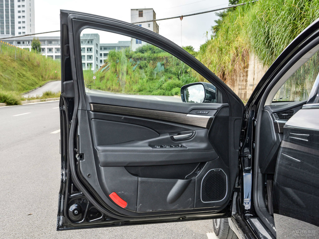 墨玉黑博瑞車廂內(nèi)飾圖片