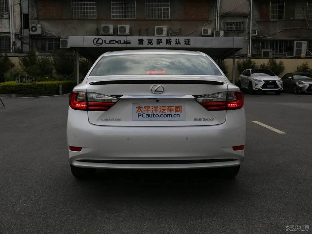 超音速石英白色雷克薩斯ES車尾外觀圖片