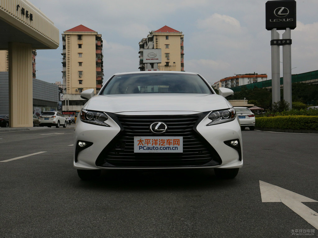 超音速石英白色雷克薩斯ES車頭外觀圖片