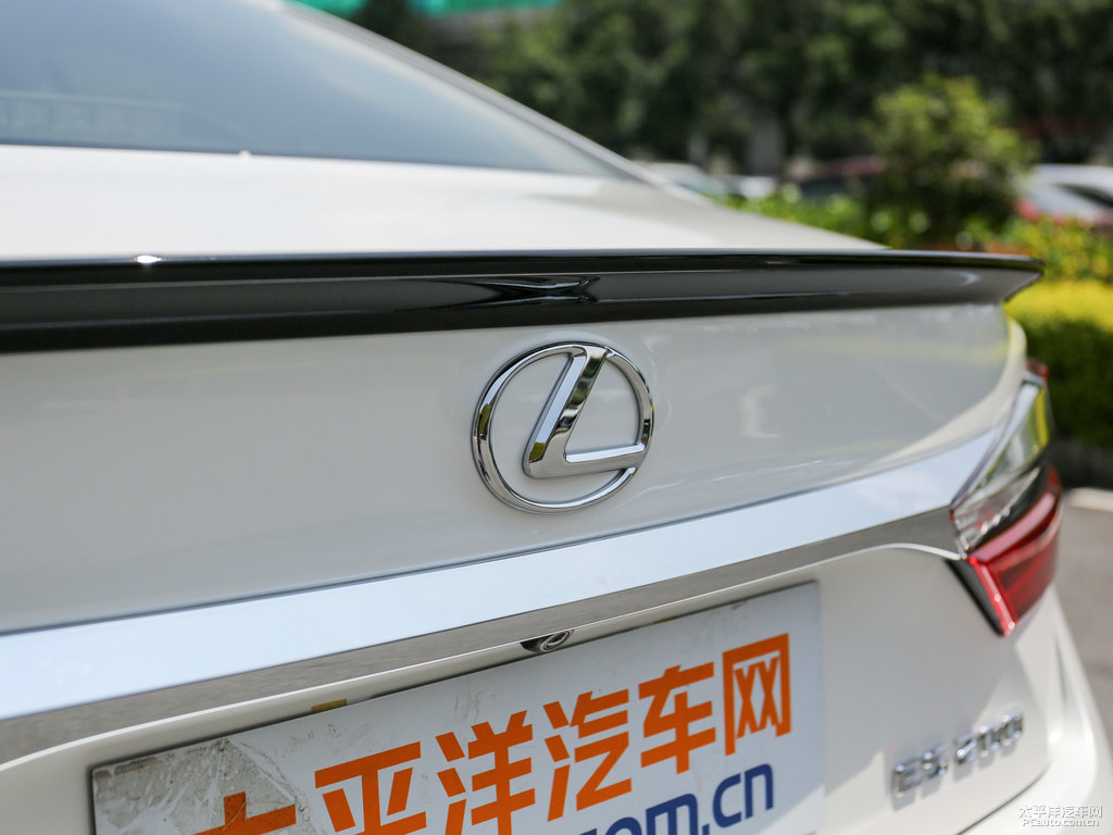 超音速石英白色雷克薩斯ES車尾外觀圖片