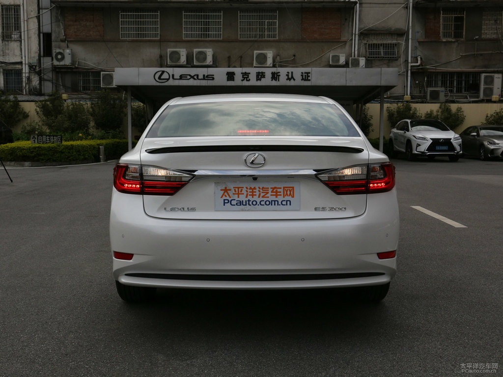 超音速石英白色雷克薩斯ES車尾外觀圖片