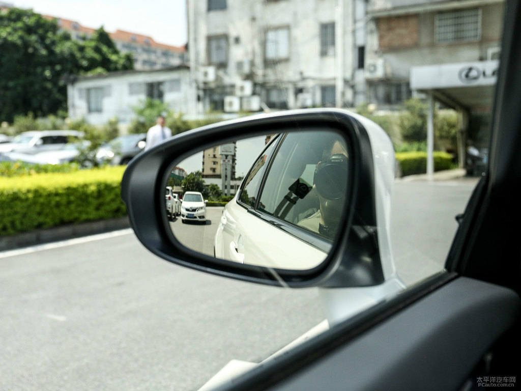 超音速石英白色雷克薩斯ES車身外觀圖片