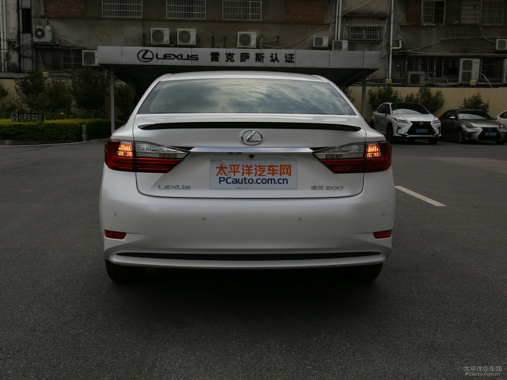 超音速石英白色雷克薩斯ES車尾外觀圖片