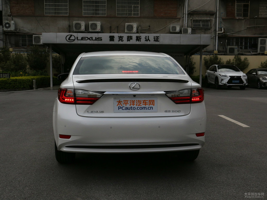 超音速石英白色雷克薩斯ES車尾外觀圖片