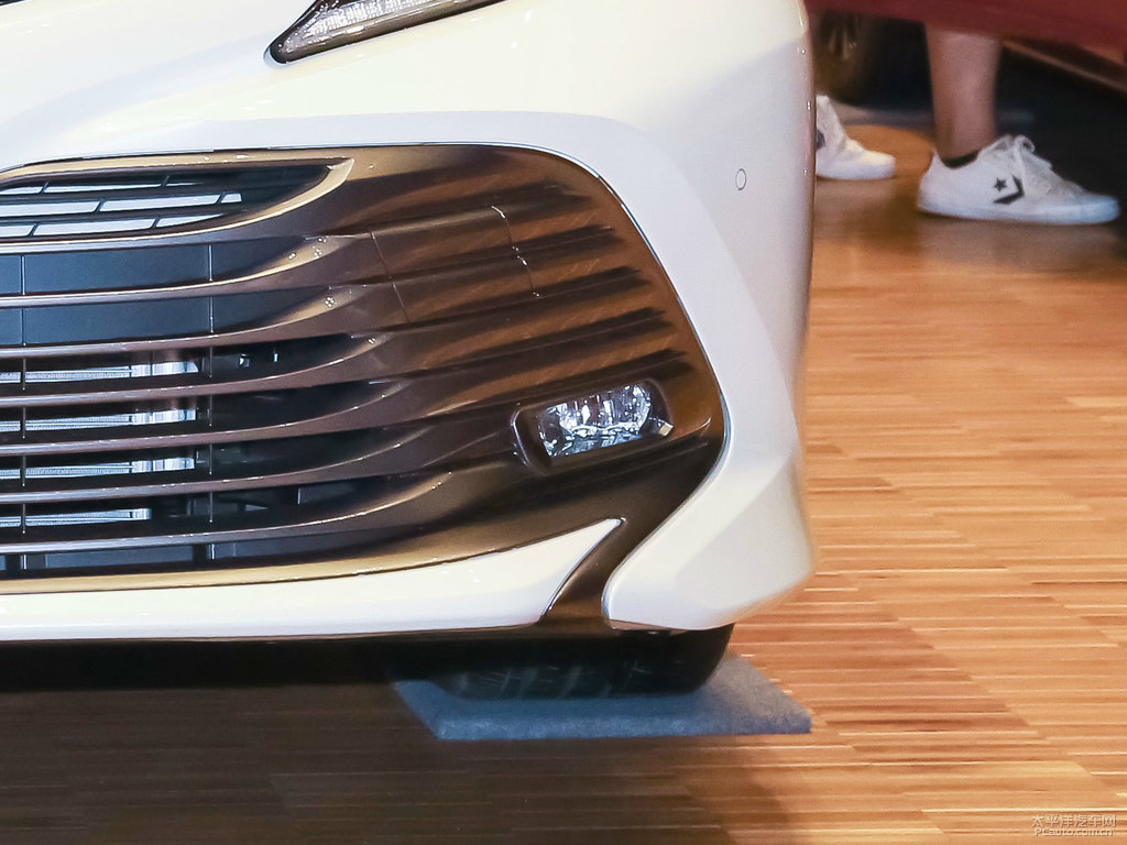鉑金珍珠白凱美瑞車(chē)頭外觀圖片