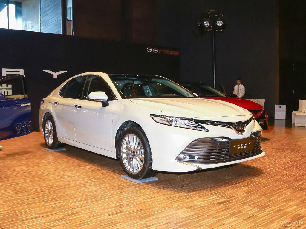 鉑金珍珠白凱美瑞整車外觀外觀圖片