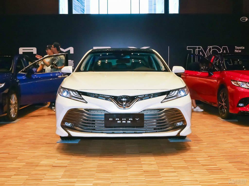 鉑金珍珠白凱美瑞整車外觀外觀圖片