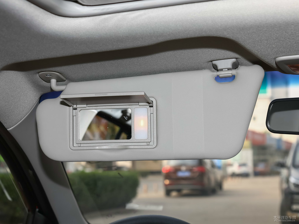 朝霞紅寶駿310車廂內(nèi)飾圖片