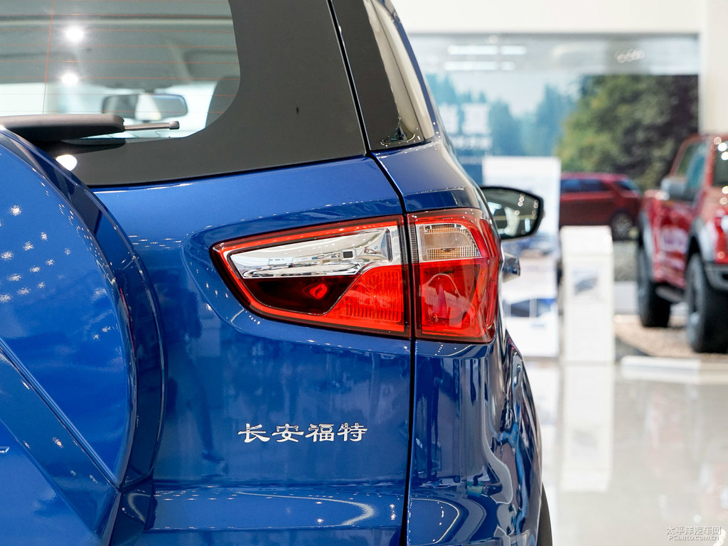 喀納斯藍(lán)翼搏車尾外觀圖片