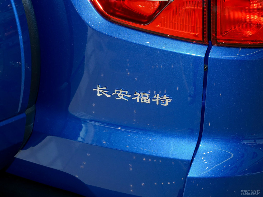 喀納斯藍(lán)翼搏車尾外觀圖片