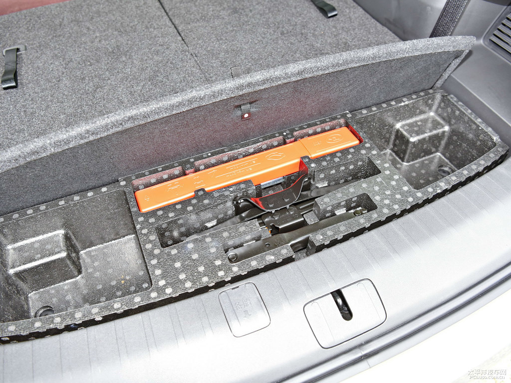 隕鐵灰別克GL6后備廂空間圖片