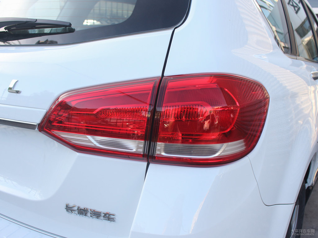 簡(jiǎn)約白哈弗H6車(chē)尾外觀圖片
