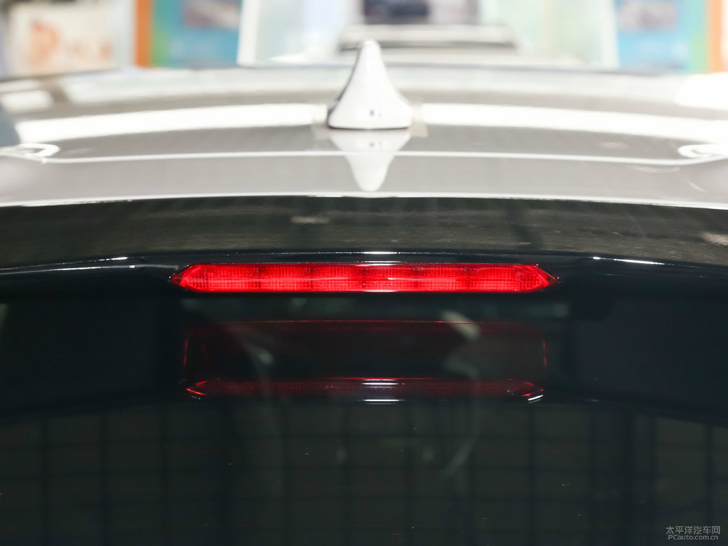 水晶珠光白斯巴魯XV車尾外觀圖片