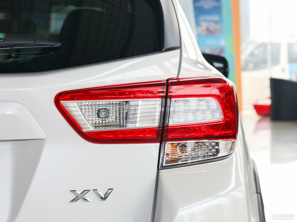 水晶珠光白斯巴魯XV車(chē)尾外觀圖片