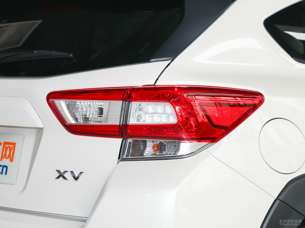 水晶珠光白斯巴魯XV車尾外觀圖片