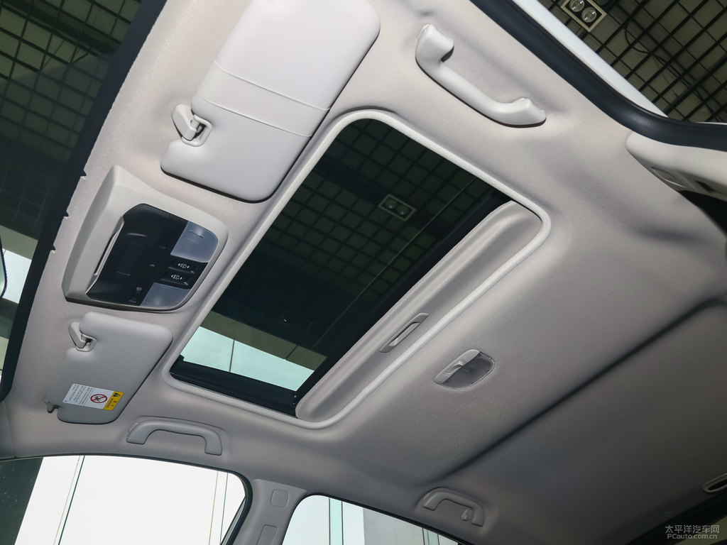 水晶珠光白斯巴魯XV車廂內(nèi)飾圖片