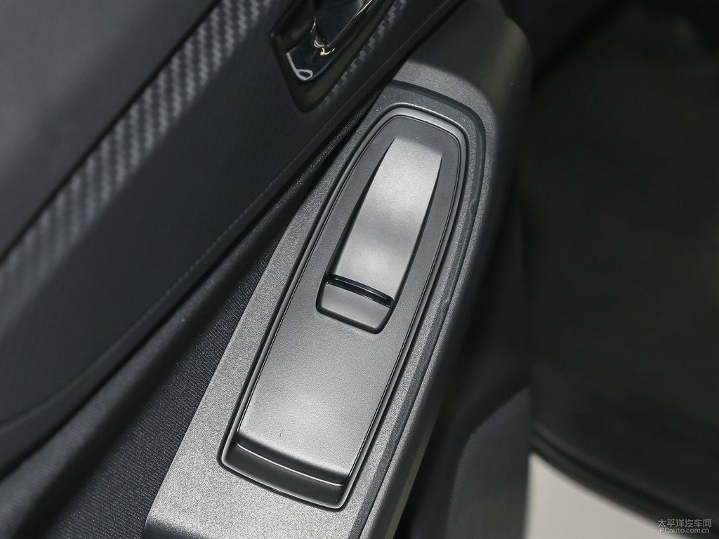 水晶珠光白斯巴魯XV車廂內(nèi)飾圖片