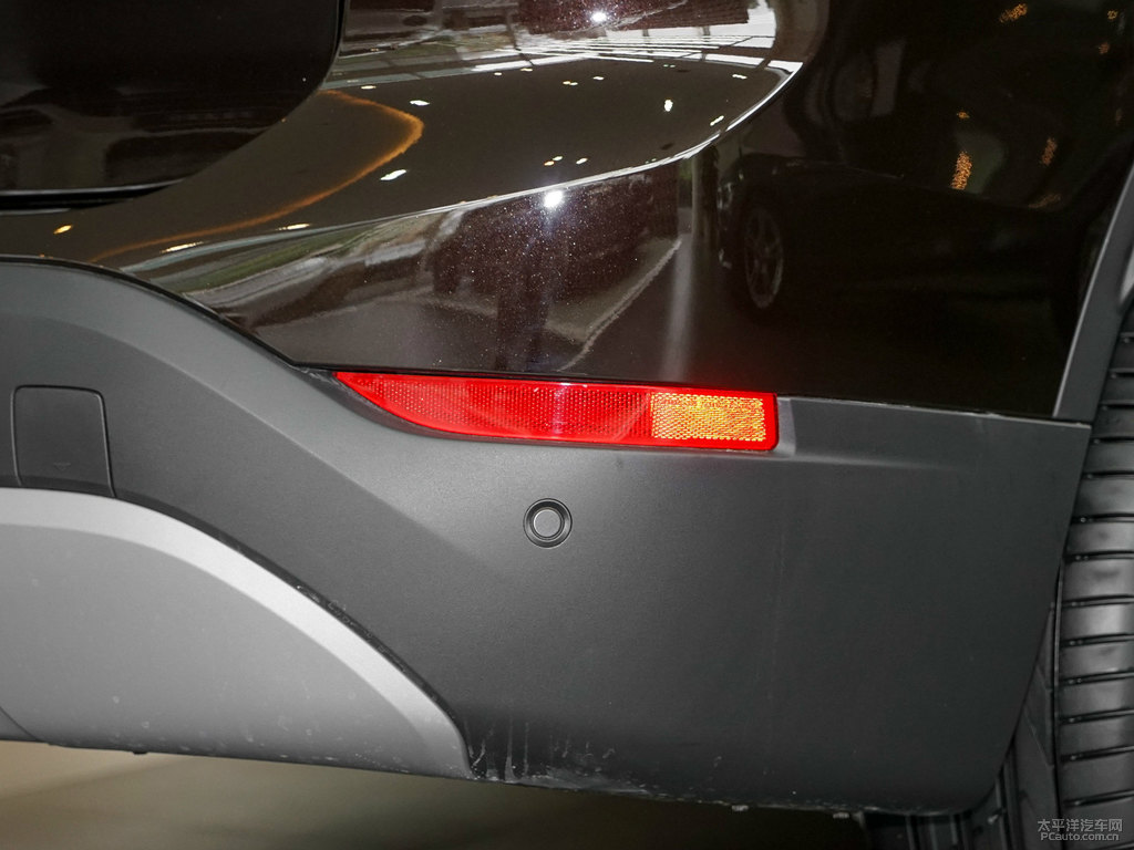 星光棕寶馬X1車尾外觀圖片