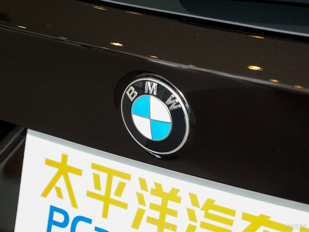 星光棕寶馬X1車尾外觀圖片