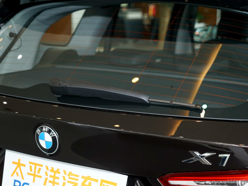 星光棕寶馬X1車尾外觀圖片