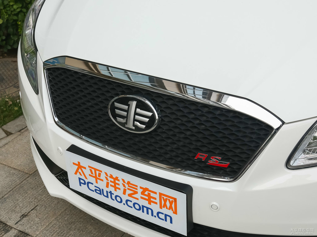 北極白奔騰B70車頭外觀圖片
