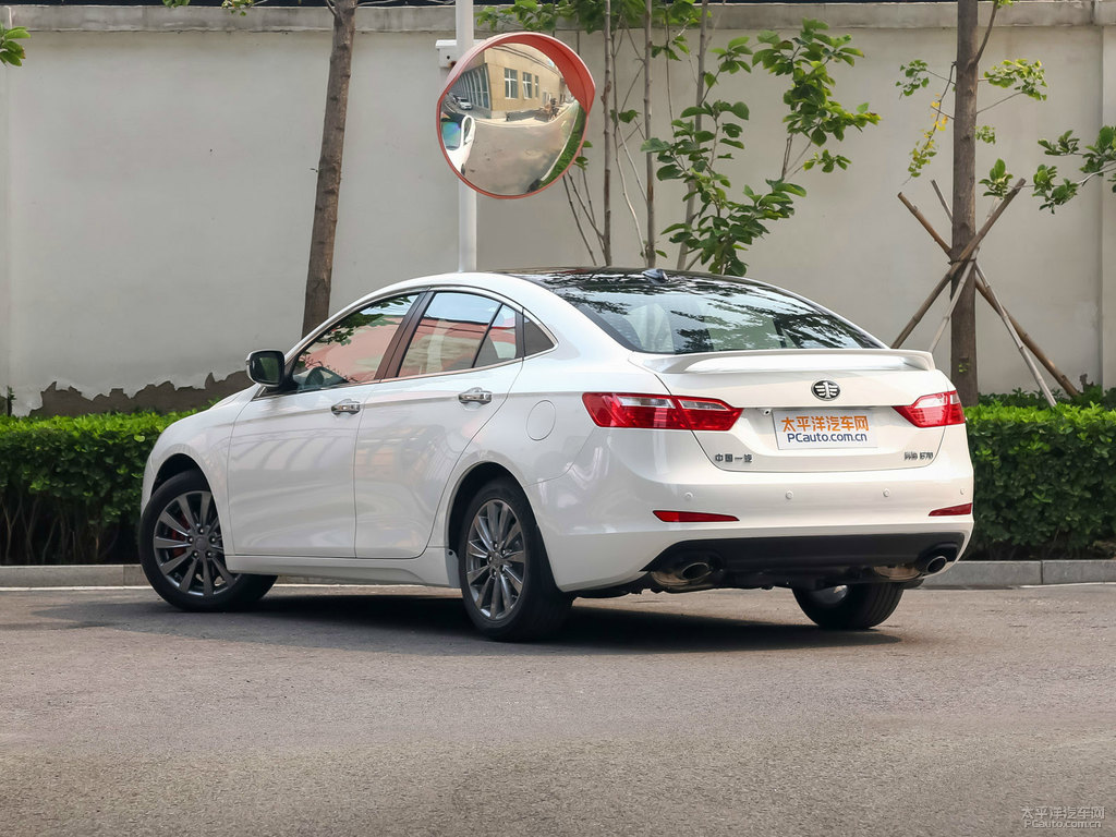 北極白奔騰B70整車外觀外觀圖片
