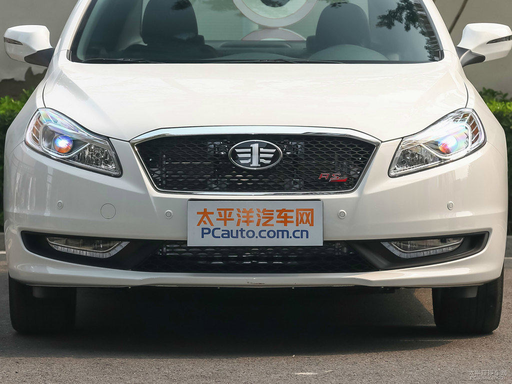 北極白奔騰B70車頭外觀圖片