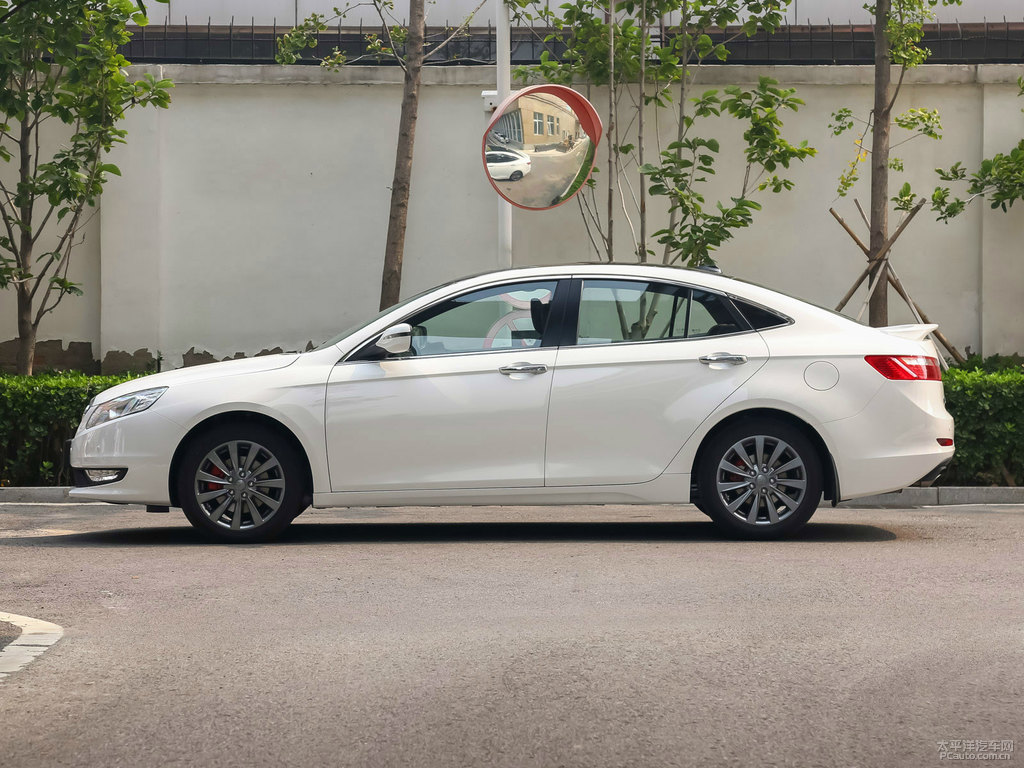 北極白奔騰B70整車外觀外觀圖片