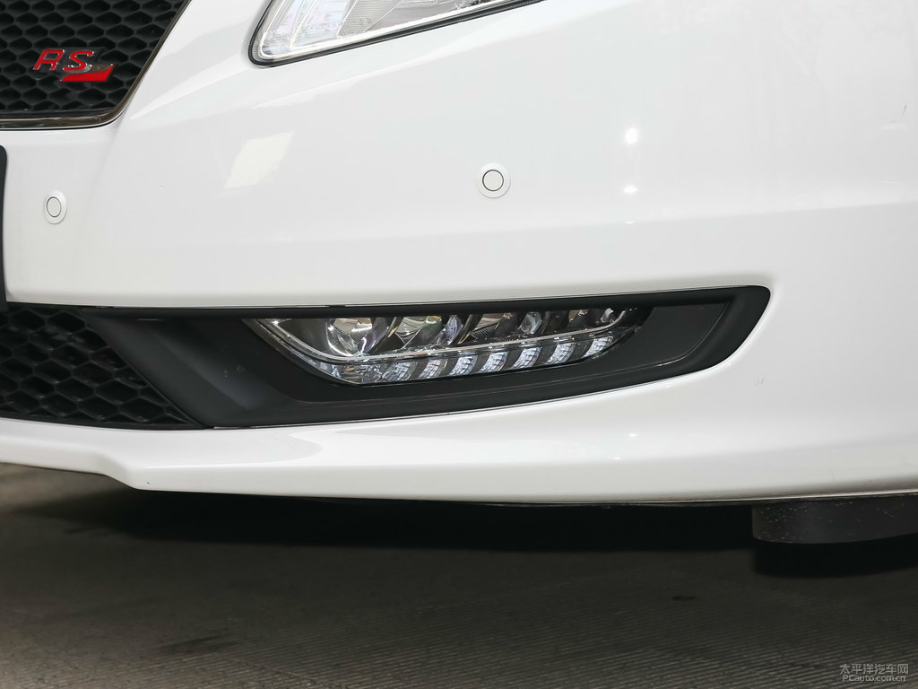北極白奔騰B70車頭外觀圖片