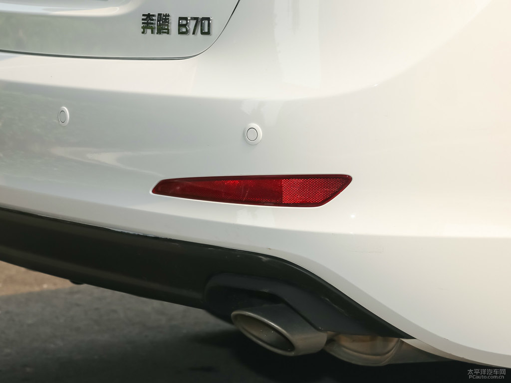 北極白奔騰B70車尾外觀圖片