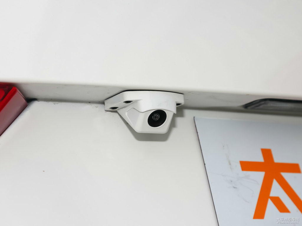 北極白奔騰B70車尾外觀圖片