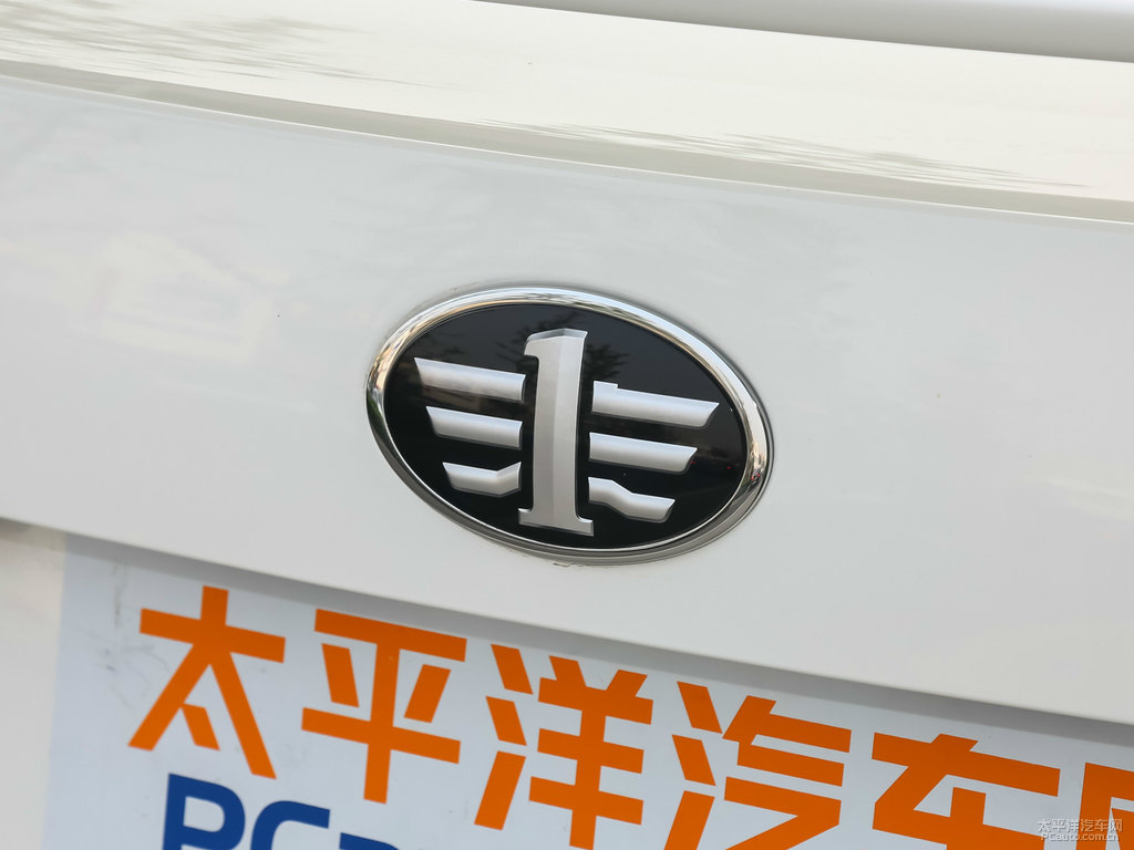 北極白奔騰B70車尾外觀圖片