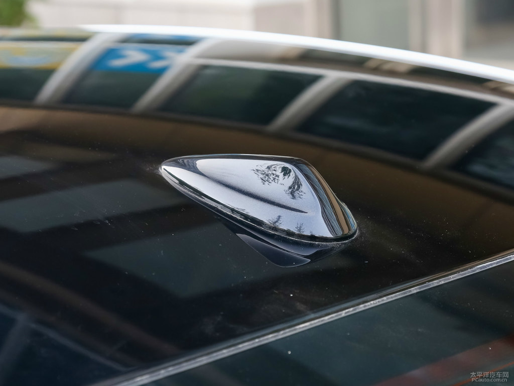 北極白奔騰B70車身外觀圖片