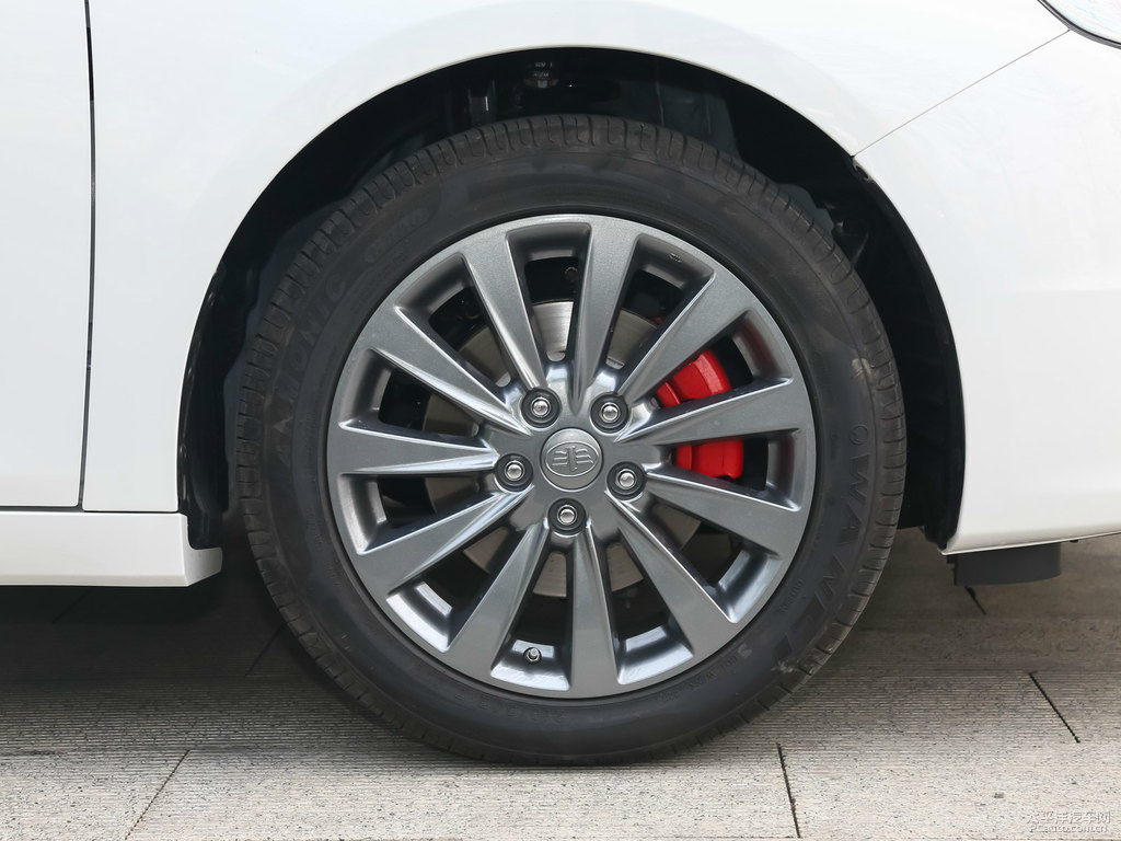 北極白奔騰B70車身外觀圖片
