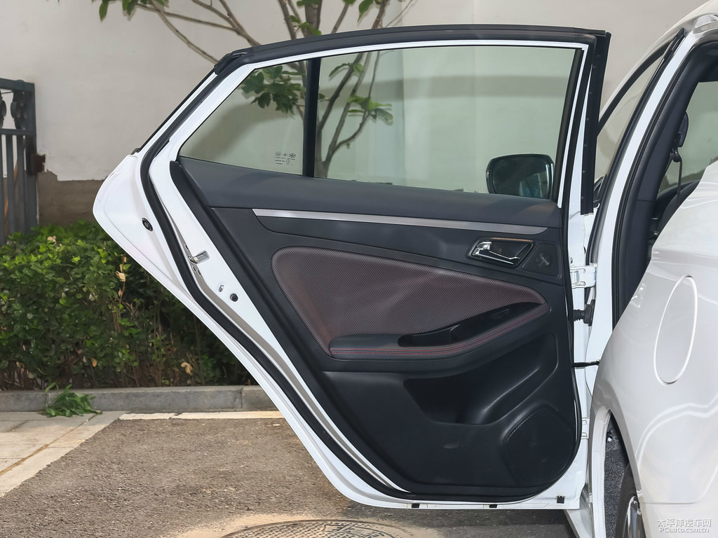 北極白奔騰B70車廂內(nèi)飾圖片