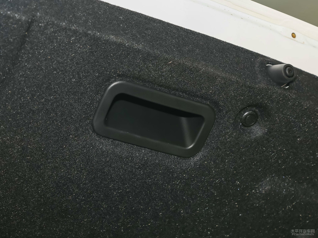 北極白奔騰B70后備廂空間圖片