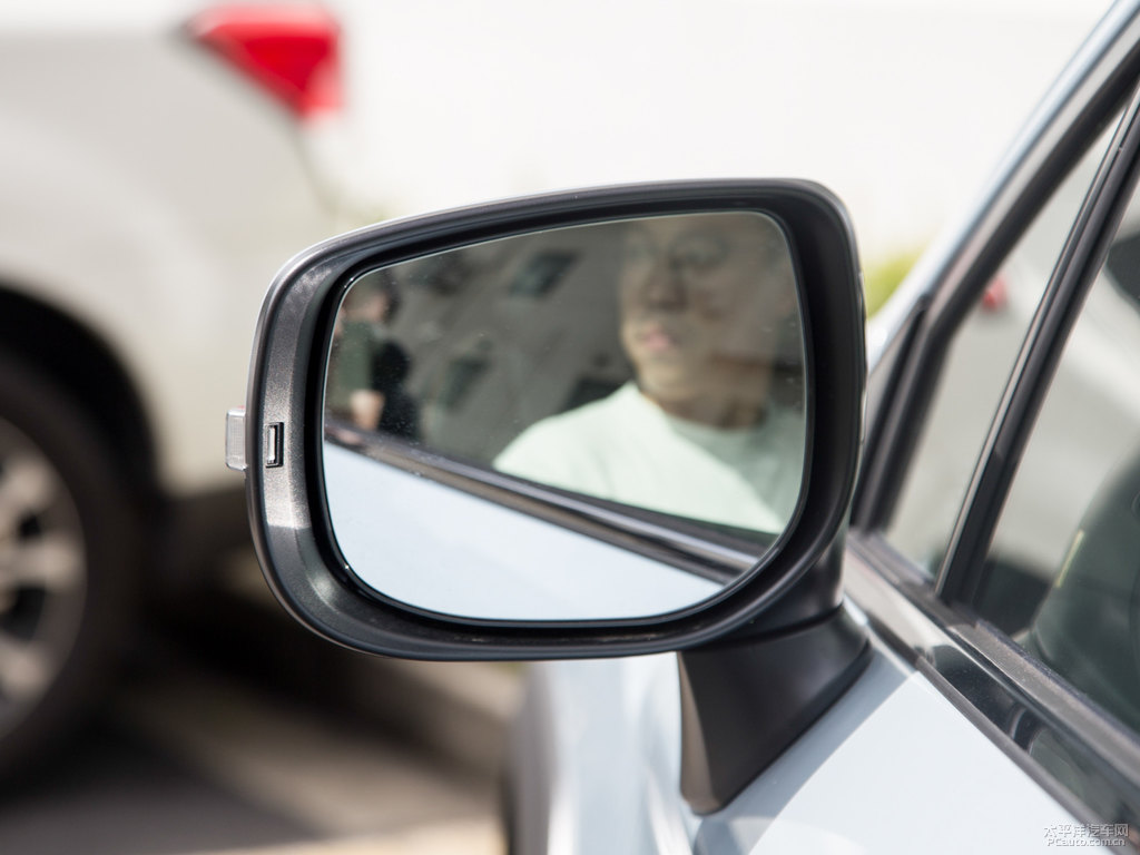 冰光卡其灰斯巴魯XV車身外觀圖片