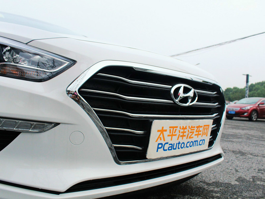 水晶白名圖車頭外觀圖片