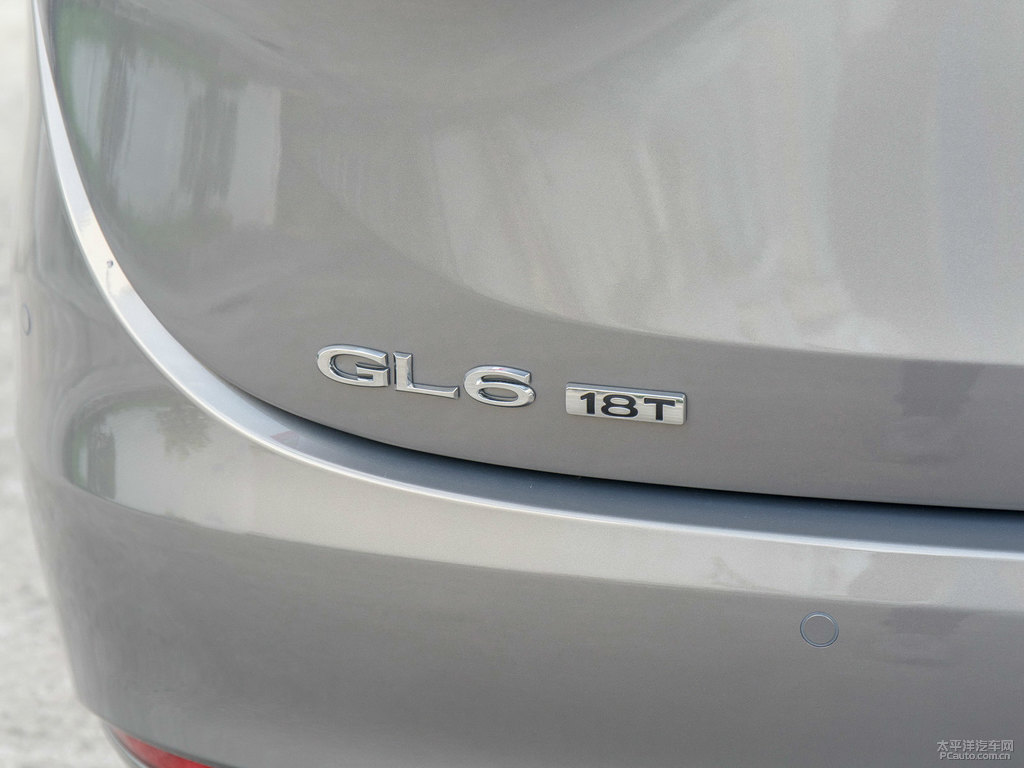 隕鐵灰別克GL6車尾外觀圖片