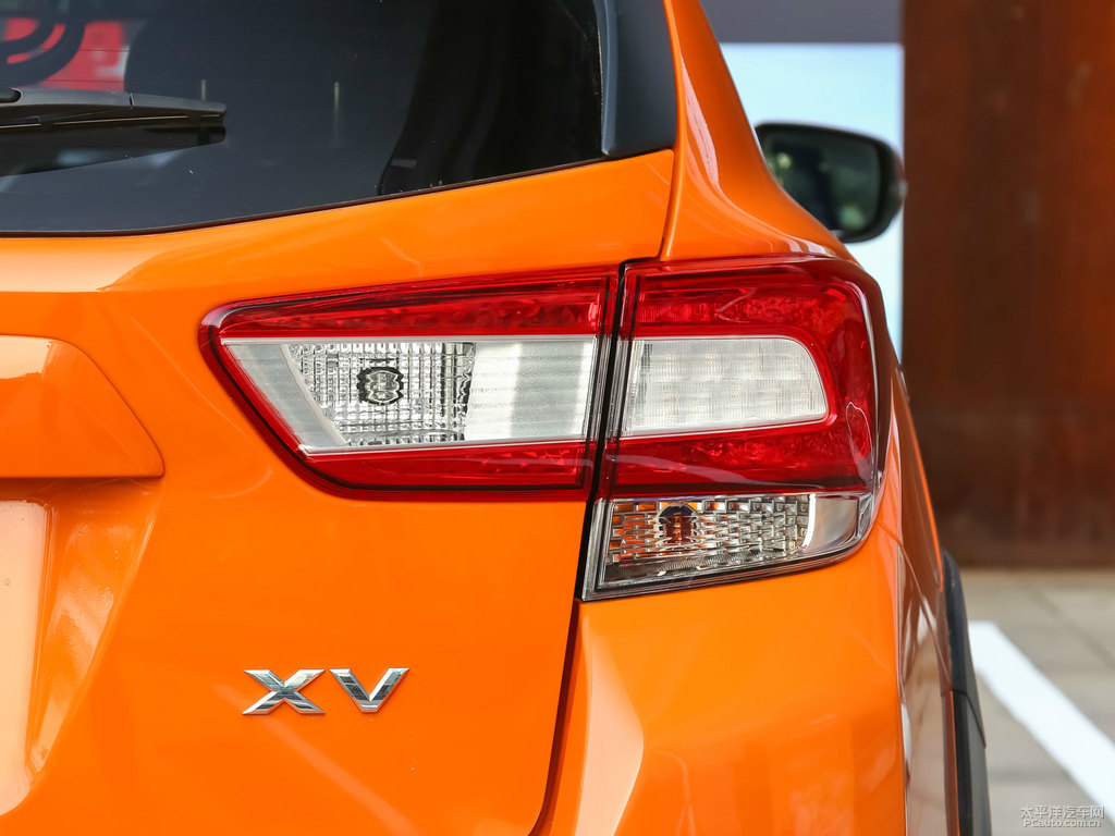 動感陽光橙斯巴魯XV車尾外觀圖片