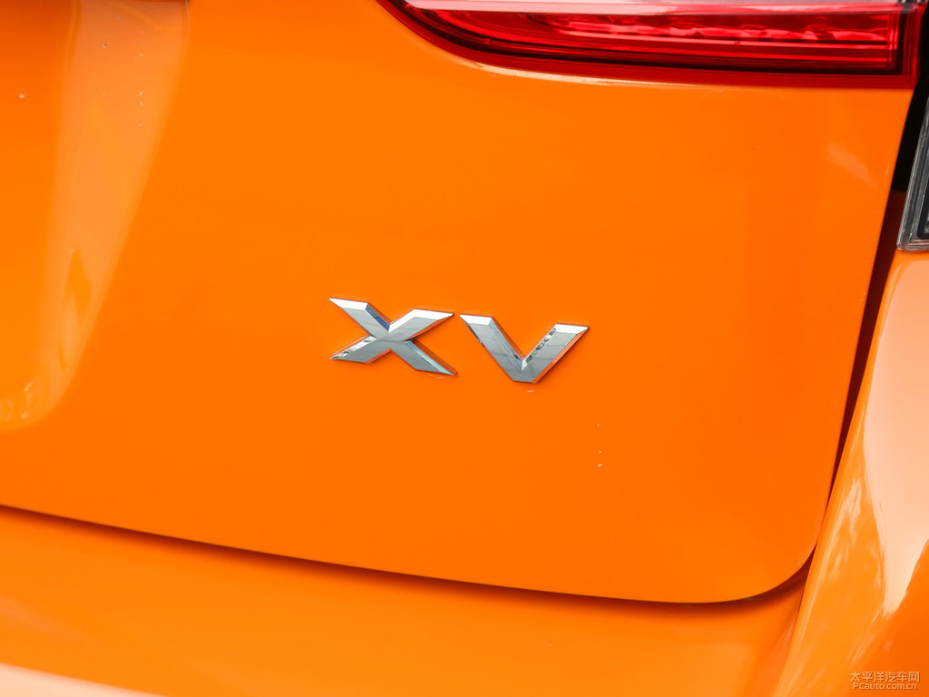 動(dòng)感陽(yáng)光橙斯巴魯XV車尾外觀圖片